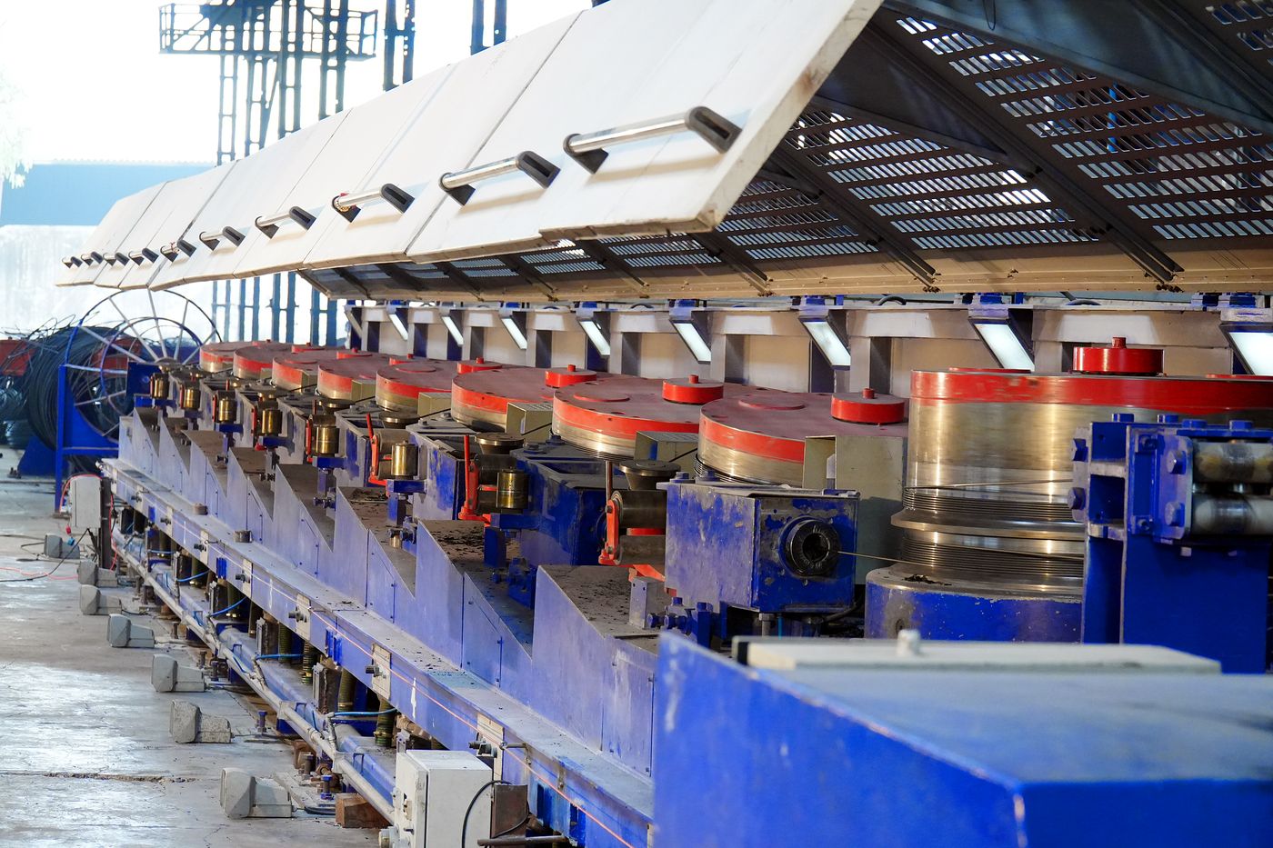 Straight-line wire drawing machine, capstans in a row