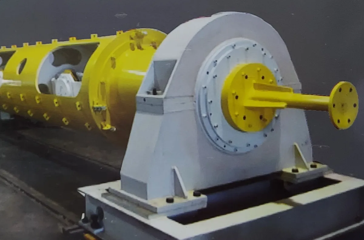 Tubular strander with bearing housing